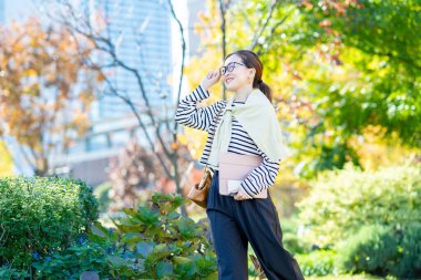 Güzel bir günde sıradan bir şekilde işe giden bir kadın.