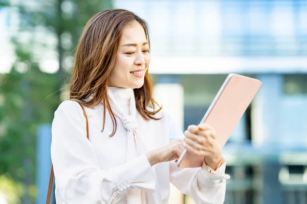 Açık Havada Tablet Bilgisayar Kullanan Günlük Kıyafetli Bir Kadın — Stok fotoğraf