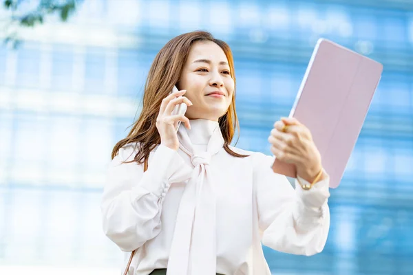 Smiling Woman Talking Smartphone Outdoors — Stock Photo, Image