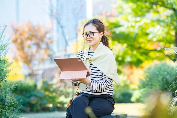 Vrouw Casual Kleding Met Behulp Van Een Tablet Buiten — Stockfoto