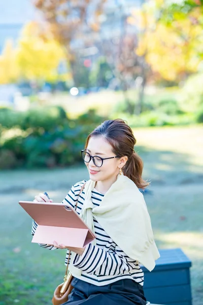 Woman Casual Clothes Using Tablet Outdoors — Stock Photo, Image