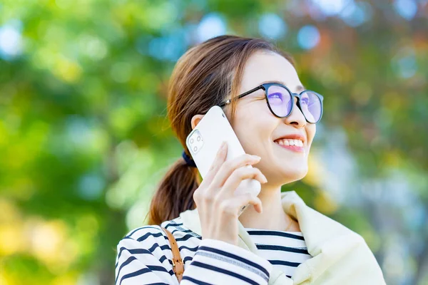 Açık Havada Akıllı Telefondan Konuşan Gülümseyen Bir Kadın — Stok fotoğraf