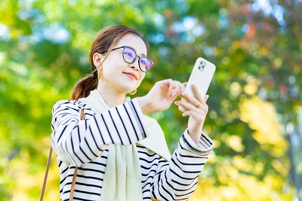 Una Mujer Sosteniendo Teléfono Inteligente Aire Libre — Foto de Stock