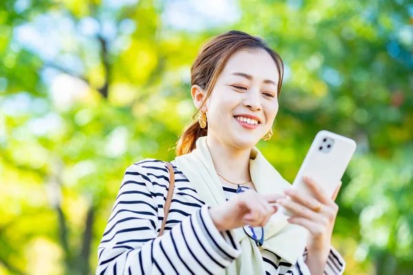 Uma Mulher Segurando Smartphone Livre — Fotografia de Stock