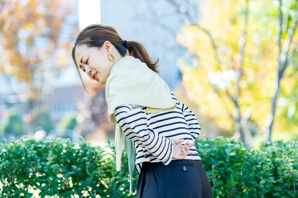 Eine Frau Die Sich Rückenschmerzen Freien Kümmert — Stockfoto