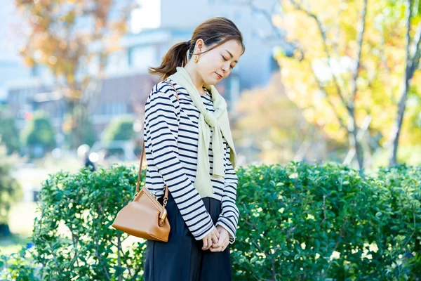 Una Donna Con Uno Sguardo Depresso All Aperto — Foto Stock