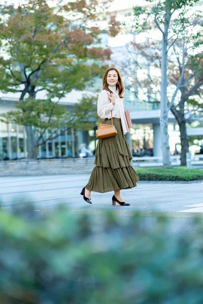 Mujer Pelo Largo Conmutando Estilo Casual Oficina — Foto de Stock