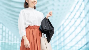 Kimliği belirsiz bir kadın iş seyahatine ya da alışverişe çıkıyor.