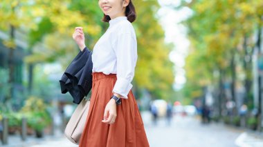 Kimliği belirsiz bir kadın iş seyahatine ya da alışverişe çıkıyor.