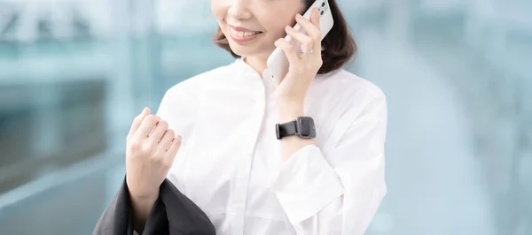 Anonim Bir Kadın Gülümseyerek Akıllı Telefondan Arıyor — Stok fotoğraf