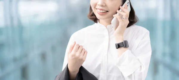 Anonim Bir Kadın Gülümseyerek Akıllı Telefondan Arıyor — Stok fotoğraf