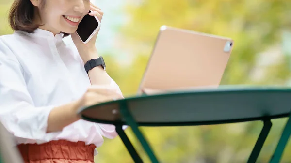 Anonieme Vrouw Met Behulp Van Een Tablet Buiten — Stockfoto