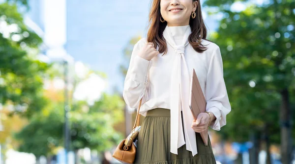 女性のオフィスカジュアルなスタイル屋外通勤 — ストック写真