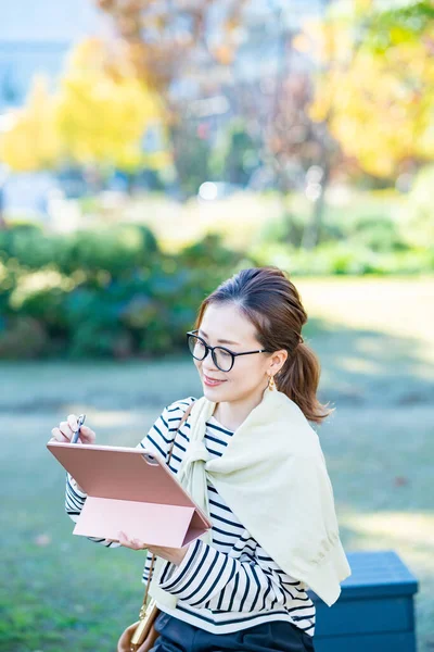 Female Black Rimmed Glasses Outdoors — Stock Photo, Image