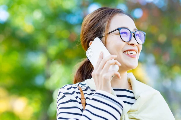 Vrouw Met Zwarte Rand Glazen Buiten — Stockfoto