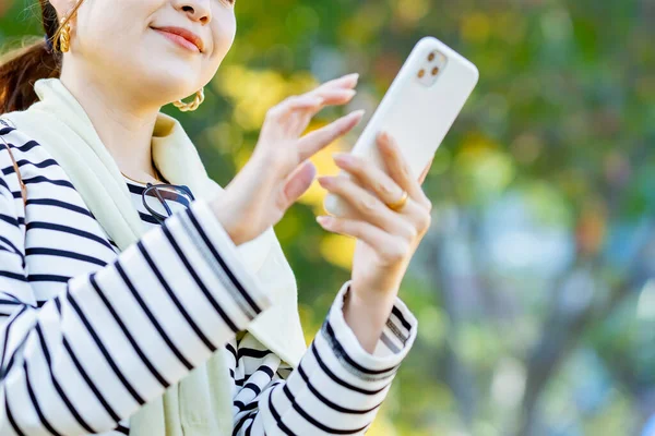 Açık Havada Akıllı Telefon Kullanan Isimsiz Bir Kadın — Stok fotoğraf