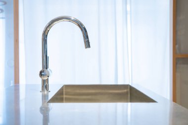 Mutfak odasındaki kırmızı musluğa su musluğu yerleştirildi.