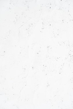 Kabaca kapalı beyaz duvara yakın boyalı