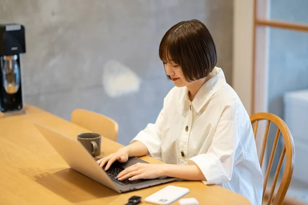 Uma Jovem Mulher Operando Laptop Seu Quarto — Fotografia de Stock