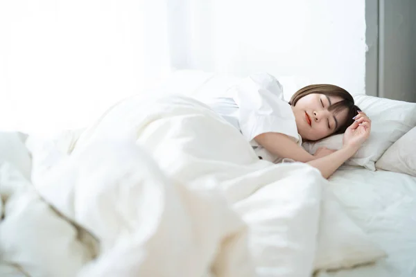 Perempuan Tidur Tempat Tidur Kamar Yang Cerah — Stok Foto