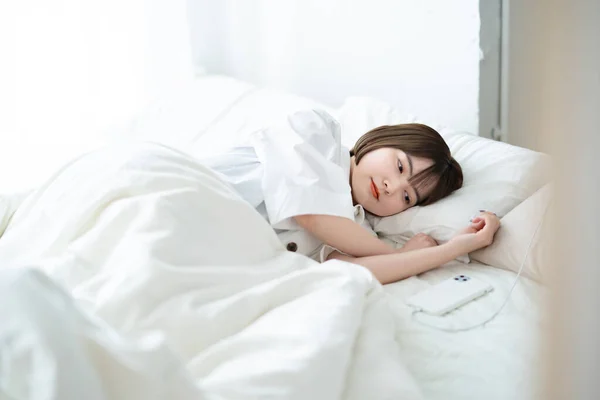 Γυναίκα Κοιμάται Ένα Κρεβάτι Ένα Φωτεινό Δωμάτιο — Φωτογραφία Αρχείου
