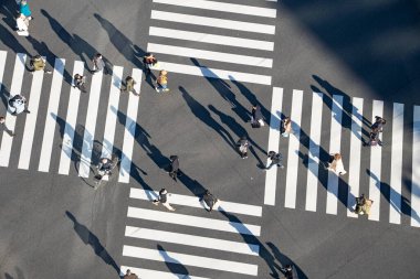 İnsanların gelip geçtiği yerden geçmek için çırpının.
