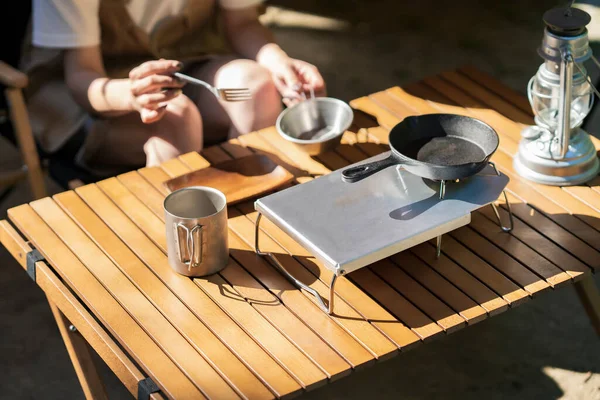 Mesa Jantar Acampamento Mulher Jovem — Fotografia de Stock