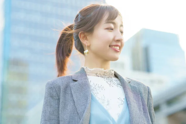 Asiatique Jeune Femme Dans Une Veste Carreaux — Photo