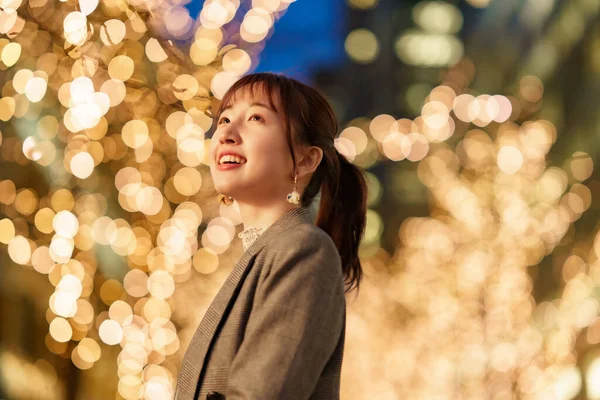 Asiatische Junge Frau Genießt Die Illuminationen Der Stadt — Stockfoto