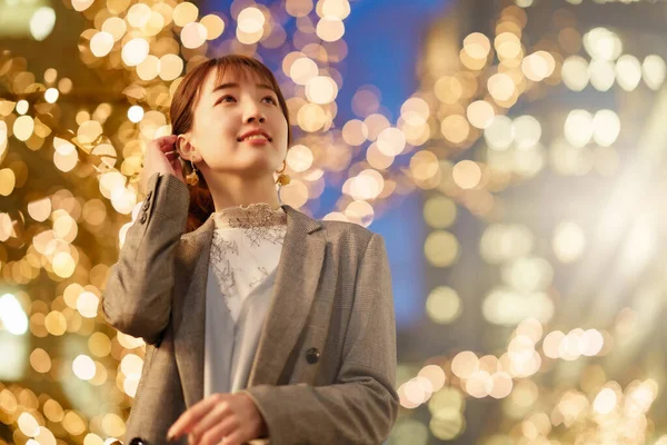 Mujer Joven Asiática Disfrutando Las Iluminaciones Ciudad —  Fotos de Stock
