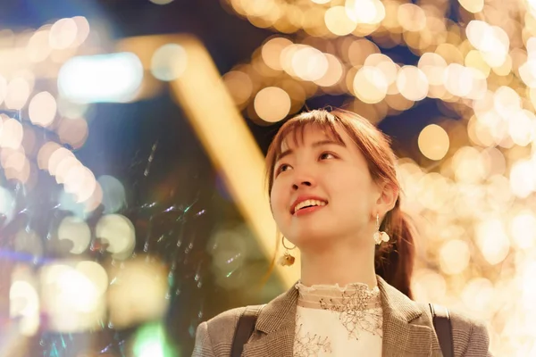 Ásia Jovem Mulher Aproveitando Iluminações Cidade — Fotografia de Stock