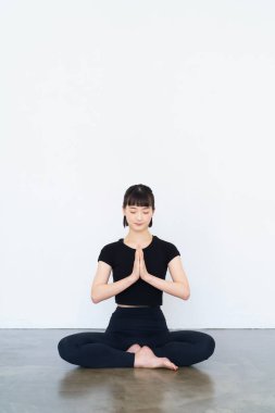 Avuçlarıyla yoga yapan bir kadın.