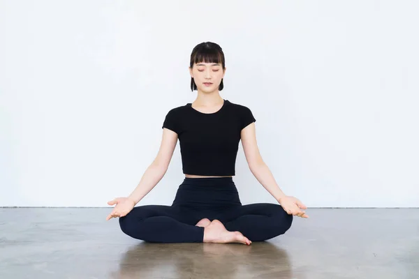 Asiatisk Ung Kvinna Som Gör Mantra Meditation Yogapose — Stockfoto