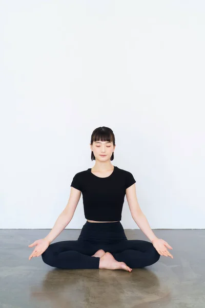Asiatisk Ung Kvinna Som Gör Mantra Meditation Yogapose — Stockfoto