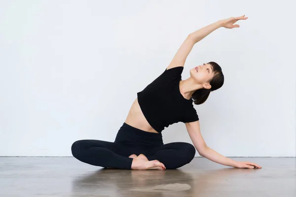 Ung Kvinna Som Gör Yoga Och Flexibel Träning Inomhus — Stockfoto