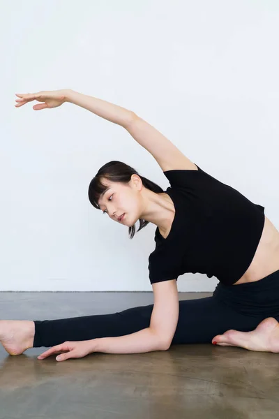 Ung Kvinna Som Gör Yoga Och Flexibel Träning Inomhus — Stockfoto