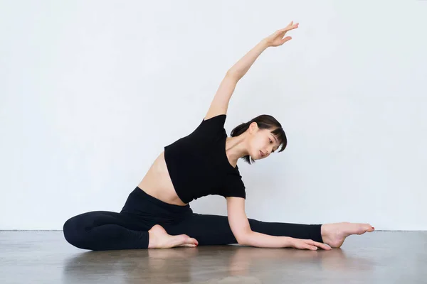 Mladá Žena Dělá Jógu Flexibilní Cvičení Uvnitř — Stock fotografie