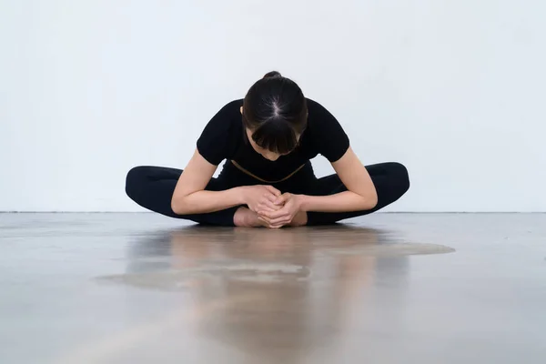 Kvinna Som Gör Yoga Enda Posera Inomhus — Stockfoto