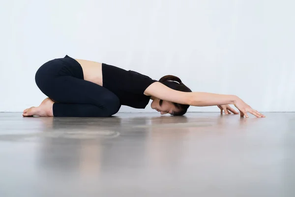 Mujer Joven Haciendo Yoga Pose Infantil —  Fotos de Stock
