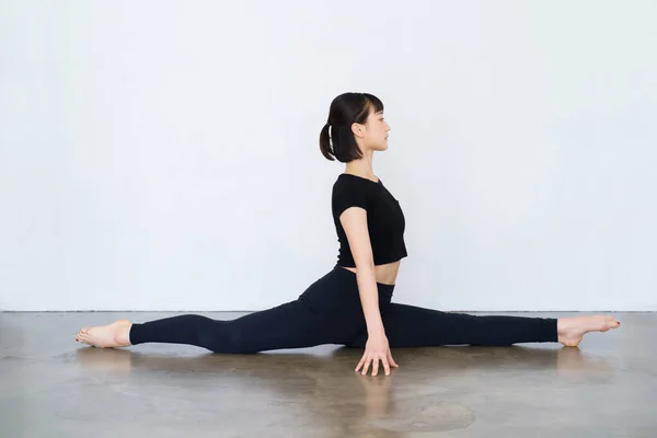 Kvinna Som Gör Yoga Apkungen Poserar — Stockfoto