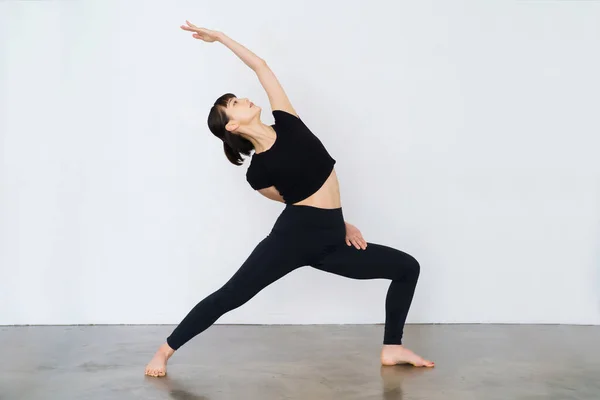 Ung Kvinna Som Gör Yoga Krigare Poserar — Stockfoto