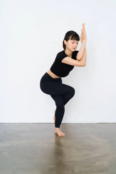 Ung Kvinna Som Gör Yoga Träd Pose — Stockfoto