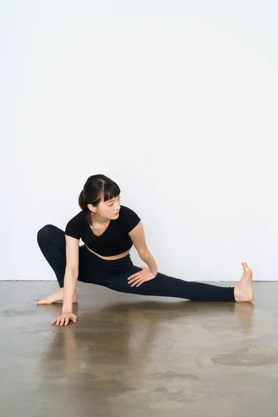 Kvinna Som Gör Flexibel Träning Flexion Och Förlängning Ett Ben — Stockfoto