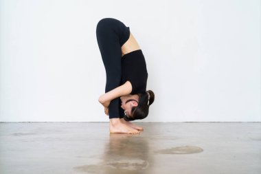 Ön bükme egzersizi yapan bir kadın.