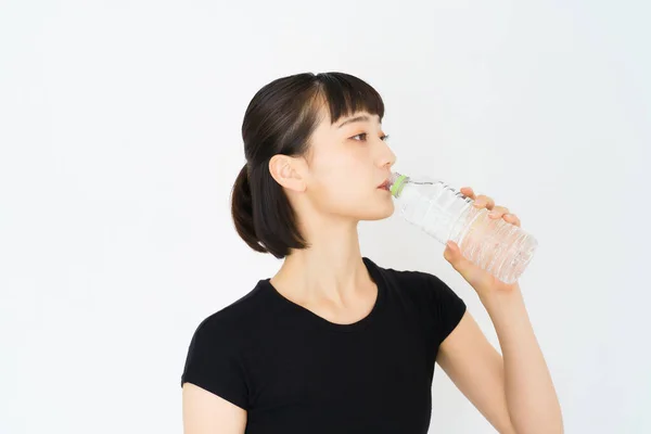 Asiatique Jeune Femme Hydratant Dans Sportswear Intérieur — Photo