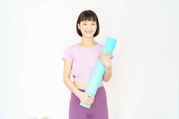 Asiatische Junge Frau Mit Yogamatte Haus — Stockfoto