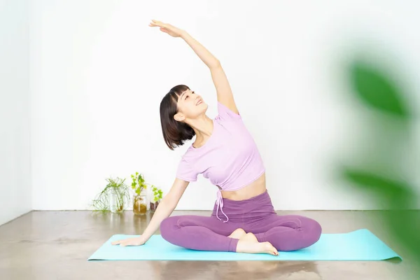 Mladá Žena Dělá Jógu Flexibilní Cvičení — Stock fotografie