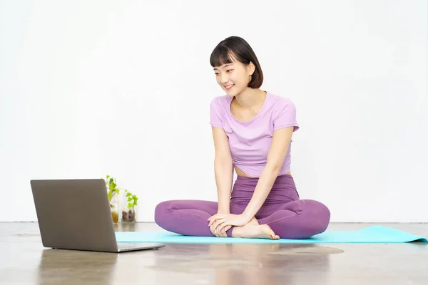 Kvinna Som Tar Online Yoga Lektion Med Hjälp Bärbar Dator — Stockfoto