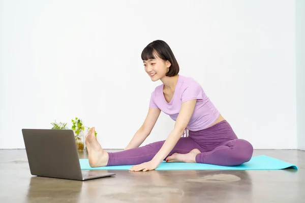 Kvinna Som Tar Online Yoga Lektion Med Hjälp Bärbar Dator — Stockfoto