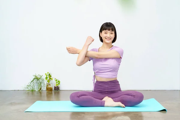 Asiatische Junge Frau Macht Yoga Und Flexible Übungen — Stockfoto